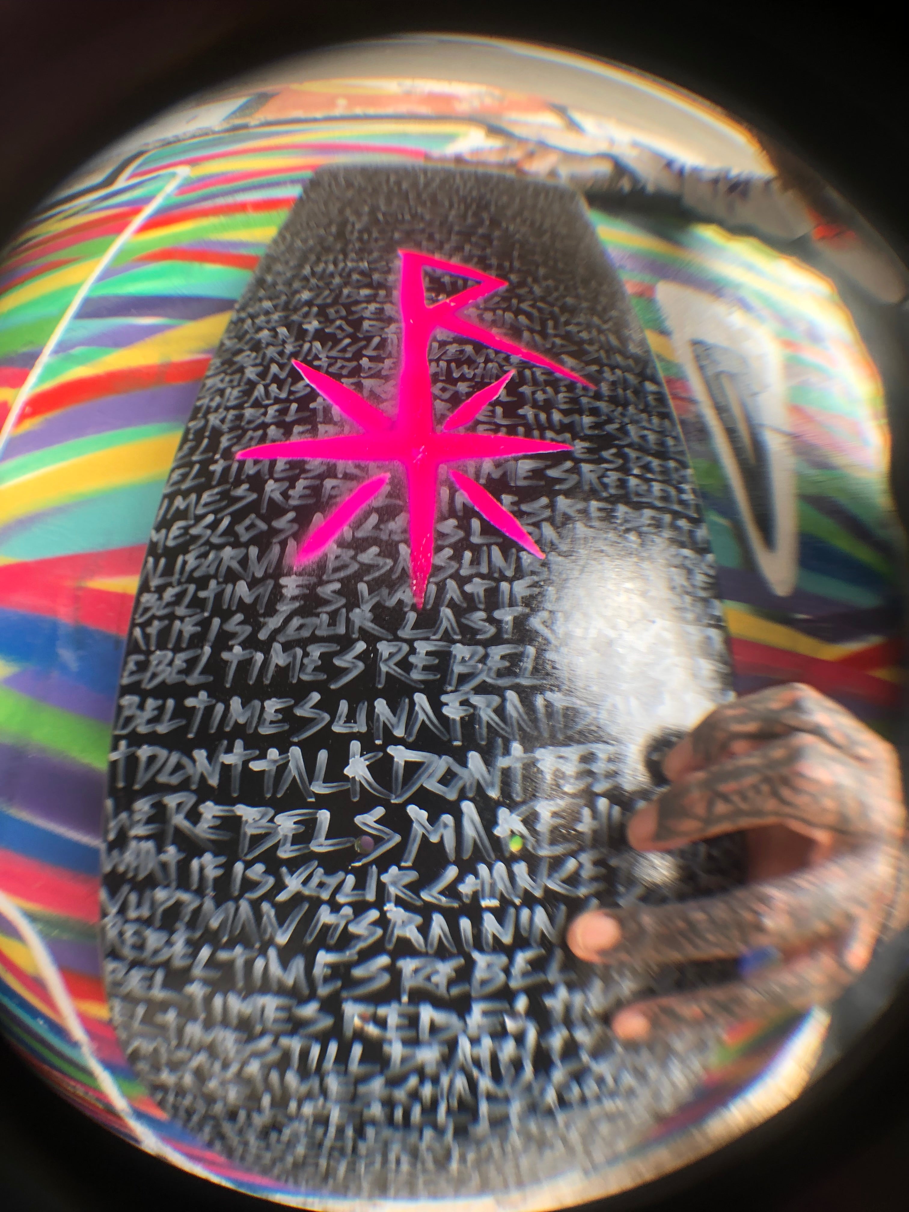 Tabla skate 8.25 Rain of Scripts BY THOM BLACK / NEON PINK