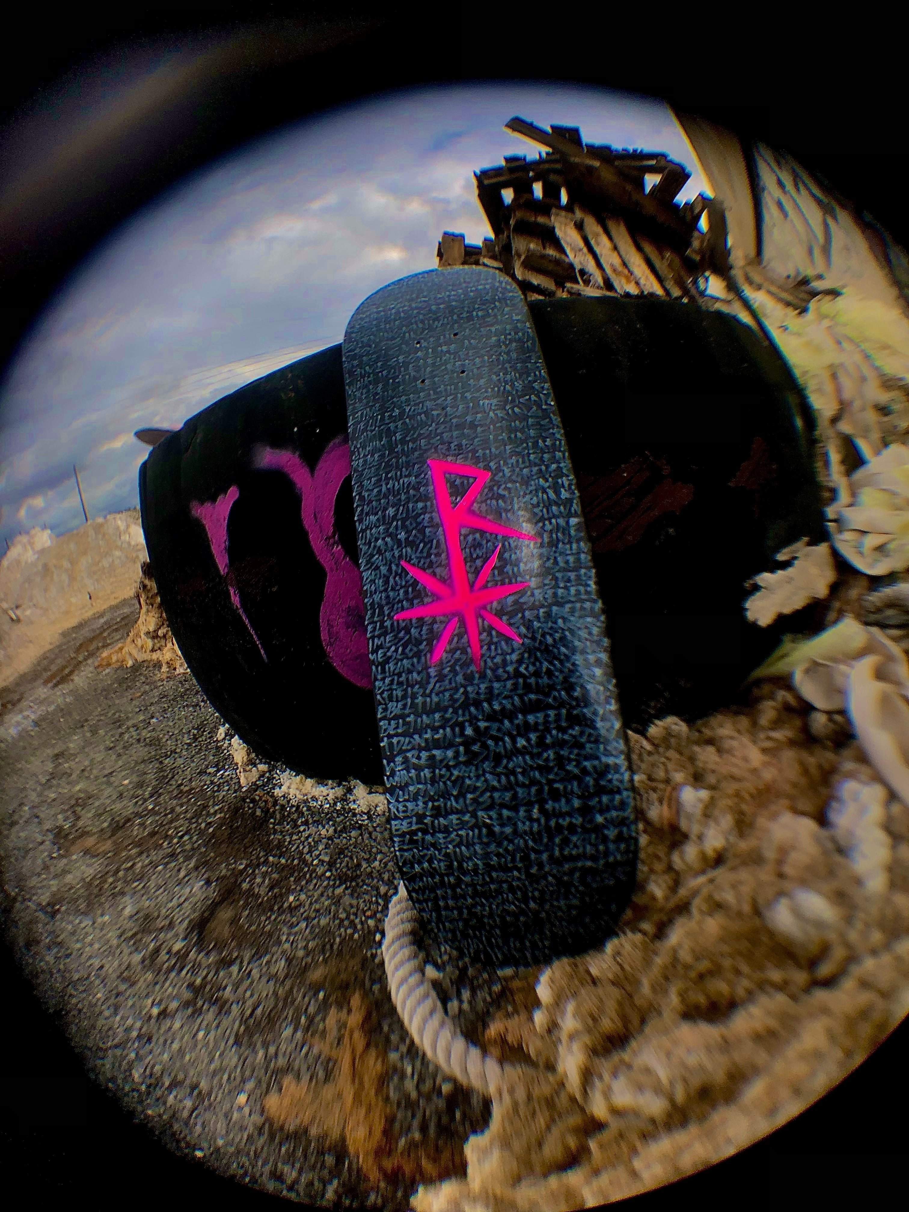 Tabla skate 8.25 Rain of Scripts BY THOM BLACK / NEON PINK