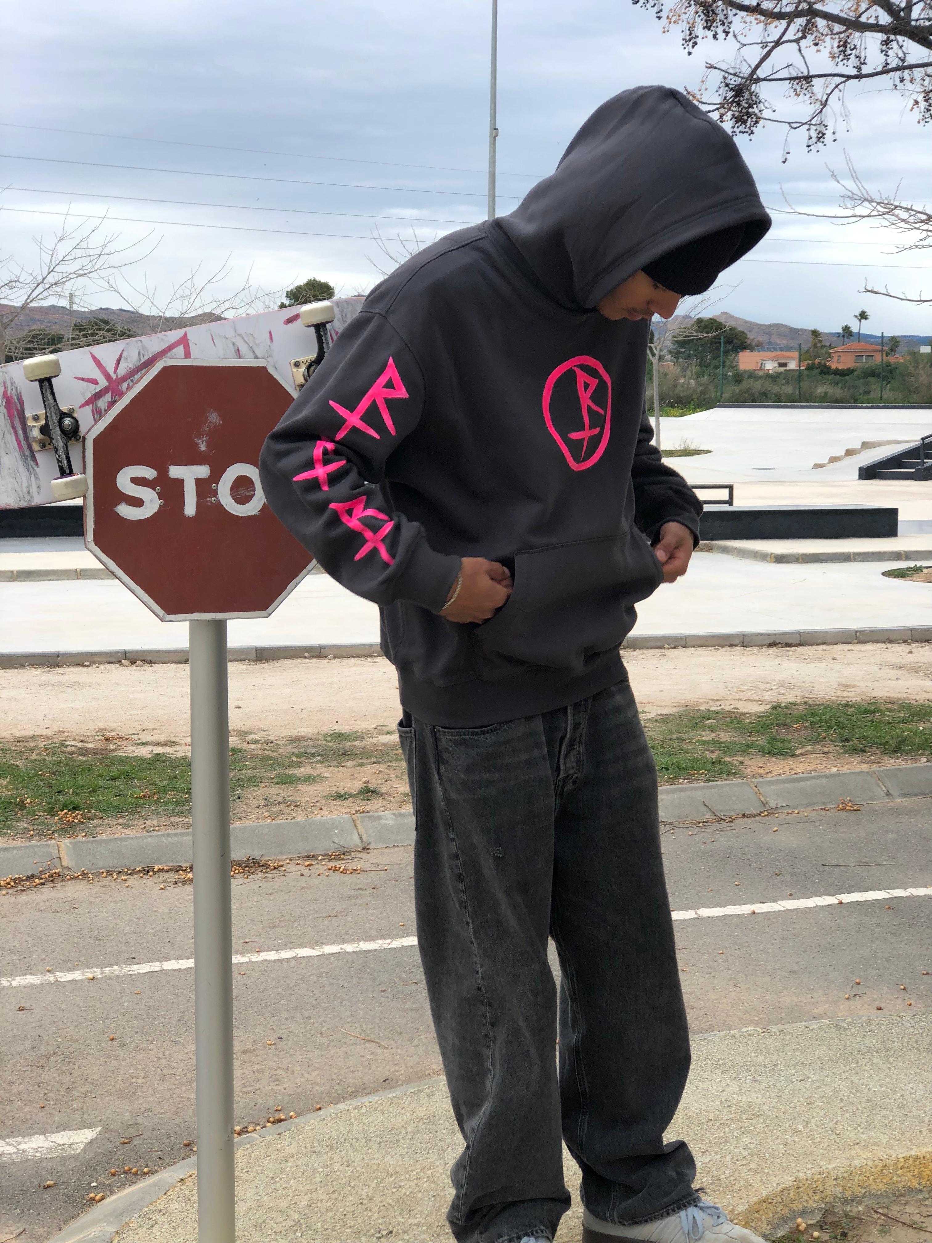 Sudadera Gris con Diseño Rosa Neón - Estilo Skate 90s