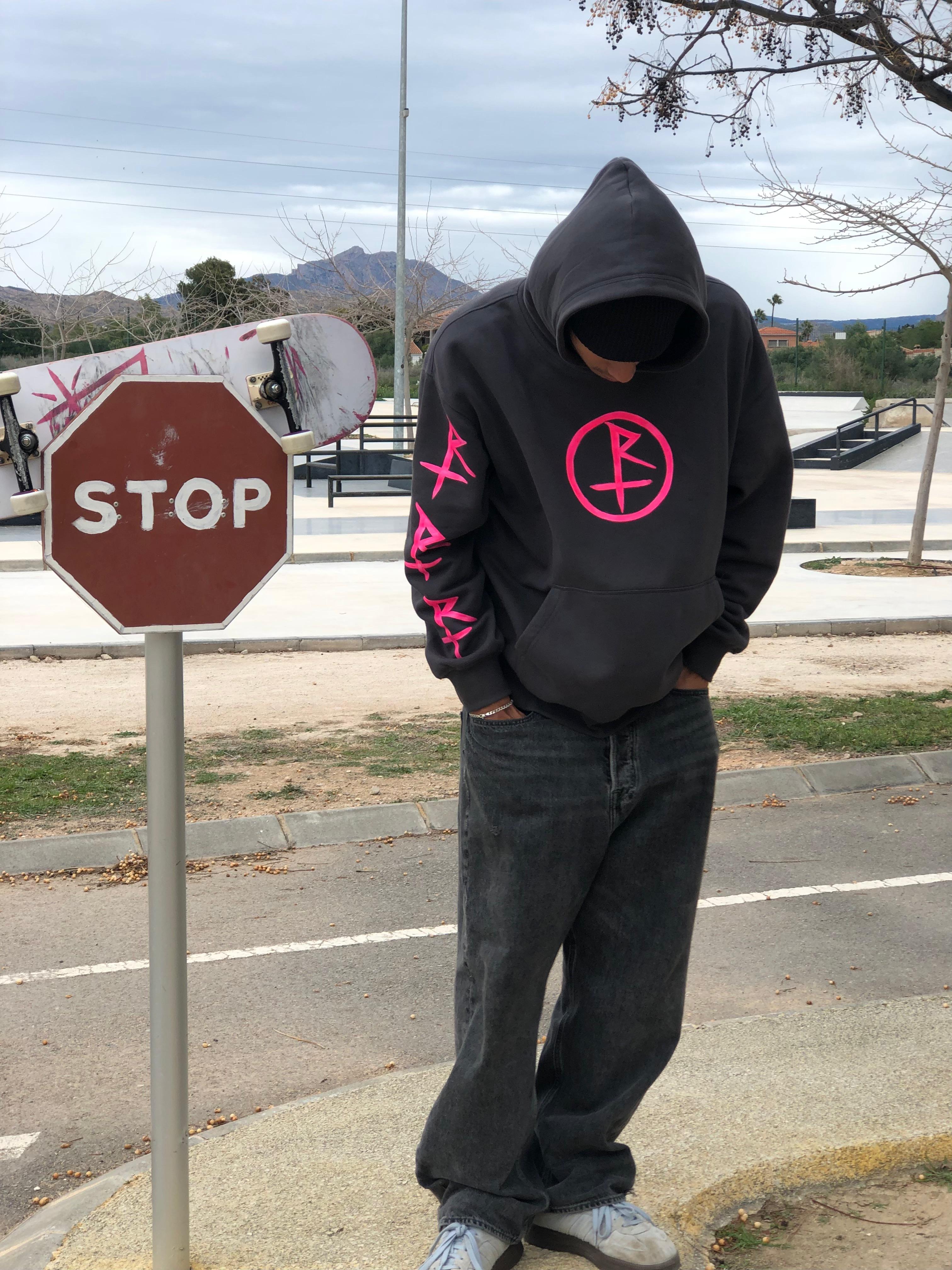 Sudadera Gris con Diseño Rosa Neón - Estilo Skate 90s