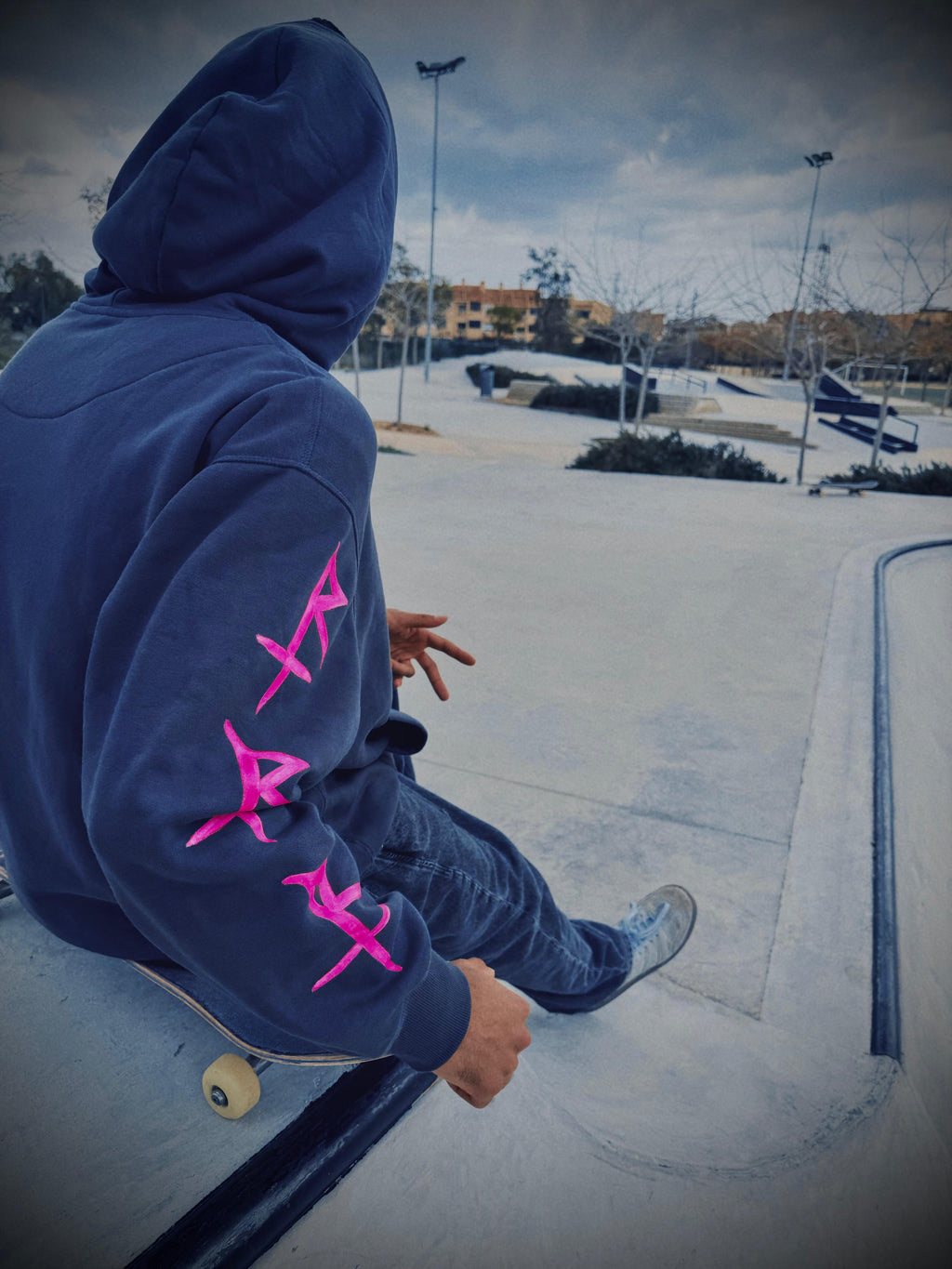 Sudadera Gris con Diseño Rosa Neón - Estilo Skate 90s