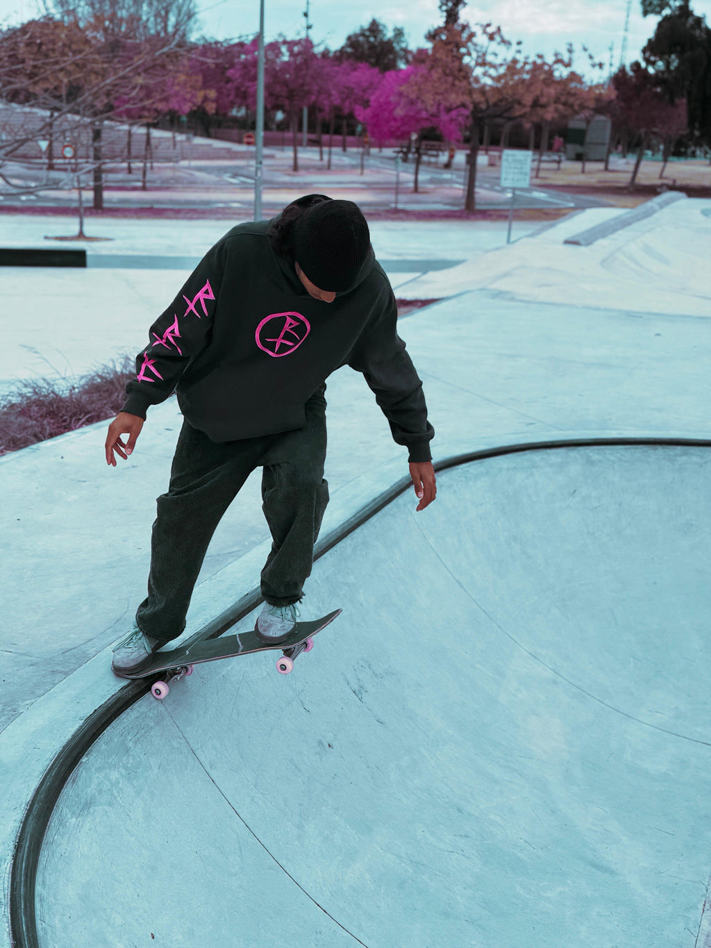 Sudadera Gris con Diseño Rosa Neón - Estilo Skate 90s