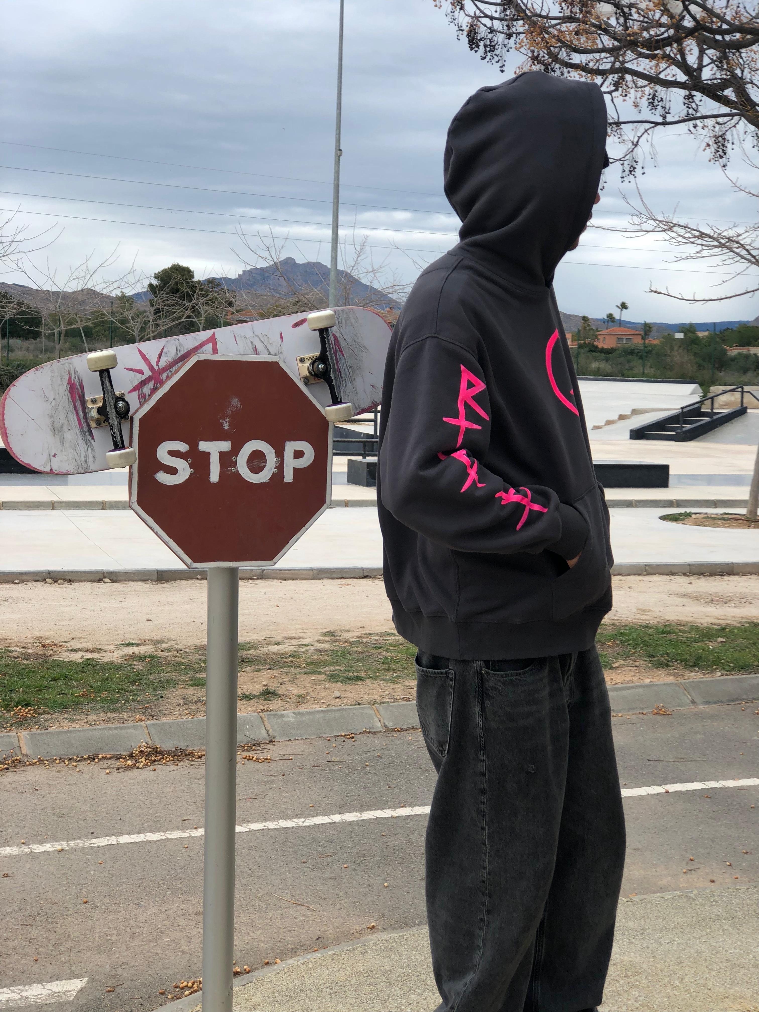 Sudadera Gris con Diseño Rosa Neón - Estilo Skate 90s